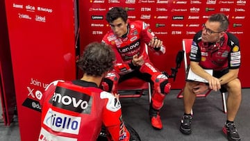 Marc Márquez y Pecco Bagnaia en el box de Ducati de MotoGP.