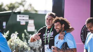 Falcón apareció en una ‘junta’ de hinchas de Colo Colo en Miami y lo que pasó fue muy emotivo