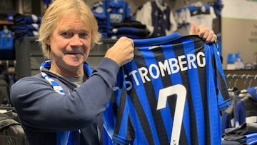 Glenn posa con una camiseta del Atalanta.