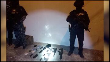 Police officers stand next to seized firearms, in the aftermath of the killing of Ecuadorean presidential candidate Fernando Villavicencio, in a location given as Quito, Ecuador in this screen grab from a video released on August 10, 2023. Policia Nacional de Ecuador/Handout via REUTERS    THIS IMAGE HAS BEEN SUPPLIED BY A THIRD PARTY. NO RESALES. NO ARCHIVES. MANDATORY CREDIT