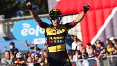 Primoz Roglic celebra su triunfo en la Mil&aacute;n-Tur&iacute;n.