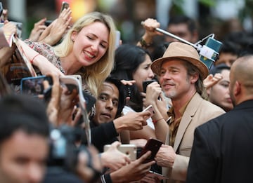 Brad Pitt conviviendo con fans en México