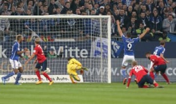 En tanto, Marcelo Díaz es suplente en el empate sin goles entre Hamburgo y Bayer Leverkusen. 'Care' pato' aún no puede consolidarse como titular en su conjunto.