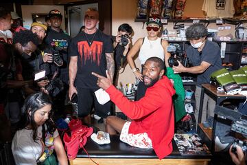 El boxeador estadounidense Floyd Mayweather rodeado de una gran expectación durante su entrenamiento en Tokyo, Japón, para preparar el combate de exhibición planeado contra el artista marcial mixto japonés Mikuru Asakura el próximo 25 de septiembre. 