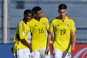 Cárdenas cambió el esquema con el ingreso del volante de Medellín. Del 4-2-3-1 al 4-3-3. Asistió a Cortés para el quinto y último gol de Colombia.