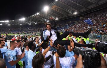 Los jugadores de la Lazio mantean a su entrenador tras ganar la Supercopa de Italia a la Juventus por 2-3.
