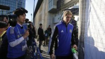 PERIODISTA DE CAMISETA. Fernando Torres, antes de entrenarse ayer con el Chelsea en Jap&oacute;n.