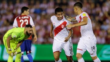 Edison Flores (20) en un partido con la selecci&oacute;n peruana.