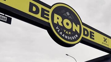 Dutch Mathieu van der Poel of Alpecin-Fenix (L) and Belgian Wout Van Aert of Team Jumbo-Visma cross the finish line of the 'Ronde van Vlaanderen - Tour des Flandres - Tour of Flanders' one day cycling race, 241 km from Antwerp to Oudenaarde, on October 18, 2020. - Van der Poel won the Tour of Flanders. (Photo by ERIC LALMAND / BELGA / AFP) / Belgium OUT
PUBLICADA 19/10/20 NA MA43 2COL