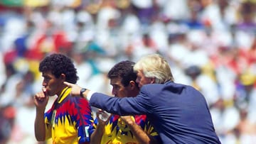 19 March 1995:  Action file photo of Leo Beenhakker coach of America (R) giving instructions to Joaquin del Olmo during the clasico of mexican soccer held at week 30 of the 1994/95 tournament./Foto de accion de archivo de Leo Beenhakker entrenador del America () dando instrucciones a Joaquin del Olmo, durante el clasico del futbol mexicano celebrado en la semana 30 del torneo 1994/95. MEXSPORT/MEXSPORT