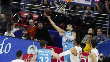 Alessandro Gentila anota ante el Real Madrid.