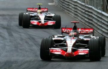 2007. Una de los campeonatos más difíciles en la carrera de Fernando Alonso. Con un polémico y apretado final de temporada, el finlandés Kimi Raikkonen arrebató por un punto el título al debutante Lewis Hamilton y al piloto asturiano. La escudería se hizo con el Campeonato de Constructores, pero posteriormente fue sancionado con la retirada de todos sus puntos debido a una condena por espionaje industrial a Ferrari.