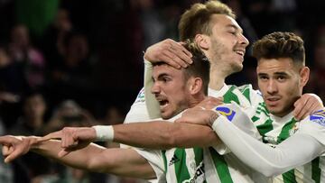 Fabi&aacute;n celebra un gol con Sanabria y Loren.