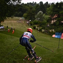 A falta de nieve buena es la hierba para practicar esquí