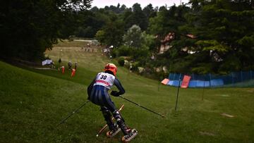 A falta de nieve buena es la hierba para practicar esquí