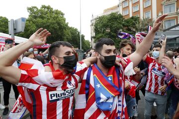 Algunos aficionados del Atltico de Madrid se acercaron a la fuente madrile?a de Neptuno para celebrar el ttulo de Liga conseguido.