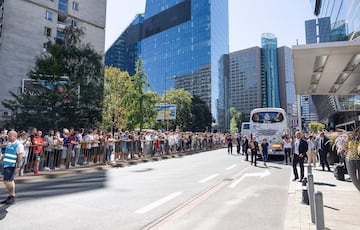 El autobús del conjunto blanco a su llegada al Radisson Collection Hotel.