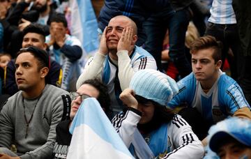 Argentina-Francia (3-4). Un aficionado argentino desolado tras la eliminación en octavos de final.