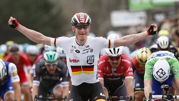 FR098 BOURG-DE-PÉAGE (FRANCIA), 09/03/2017.- El ciclista alemán André Greipel del Lotto Soudal celebra haber finalizado la quinta etapa de la París-Niza entre Quincié en Beaujolais y Bourg de Péage, de 199,5 kilómetros, Francia, hoy 9 de marzo de 2017. EFE/Sebastien Nogier