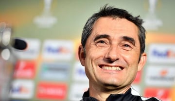 Athletic's head coach Spanish Ernesto Valverde smiles as he takes part in a press conference on October 19, 2016, in Genk on the eve of the e Europa League football match agains RC Genk. / AFP PHOTO / Belga / YORICK JANSENS / Belgium OUT