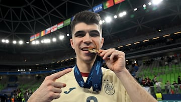 Antonio Pérez, con la medalla de campeón de la Eurocopa.