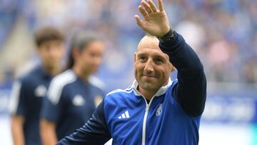 0VIEDO, 20/08/2023.- El centrocampista del Oviedo Santi Cazorla saluda momentos antes del partido de Segunda División entre el Oviedo y el Racing de Ferrol, este domingo en el Carlos Tartiere. EFE/ Eloy Alonso
