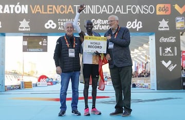 Cheptegei, con Juan Roig y Paco Borao, cuando batió el récord del mundo de 10K en Valencia en 2019.