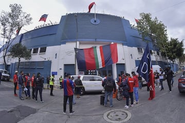 Debido a la contingencia por el Covid-19, el público no pudo estar presente en las gradas del Azul; pero un grupo de aficionados apoyó al equipo en las inmediaciones del inmueble.