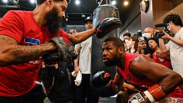 US boxer great Floyd Mayweather (R) takes part in a training session at a gym in Tokyo on September 22, 2022, ahead of his planned exhibition boxing match against Japanese mixed martial artist Mikuru Asakura on September 25. (Photo by Richard A. Brooks / AFP)