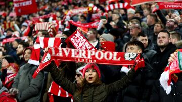 Aficionados del Liverpool cantando su himno.