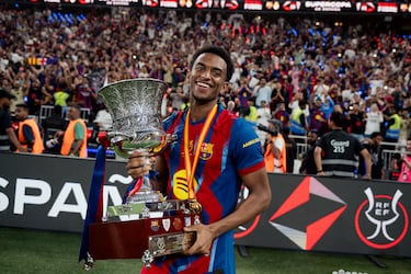 Los jugadores del FC Barcelona celebran sobre el terreno de juego la victoria en la final de la Supercopa de España.