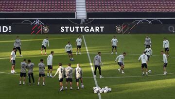 Los internacionales de la Selección española se ejercitan en la tarde de ayer sobre el césped del Mercedes-Benz Arena, escenario del primer partido en la Nations League.