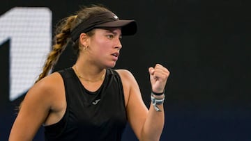 La tenista española Jessica Bouzas celebra un punto durante su partido annte Olivia Gadecki en la United  Cup.