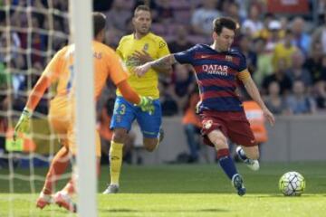 Messi intenta disparar a portería antes de que Bigas llegue a su posición.