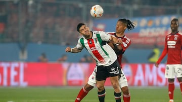 . SANTIAGO (CHILE), 14/08/2024.- Brayan Véjar (i) de Palestino disputa el balón con Jaime Alvarado (d) de Medellín este miércoles