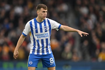 

La electricidad hecha futbolista. El virtuoso extremo alemn pas del Mainz a uno de los mejores clubes para proyectar talento joven: el Brighton. En Inglaterra empez con mal pie por un golpe unido a otra lesin y el no ir convocado varios partidos le restan protagonismo. Su explosividad en la parcela ofensiva unida a un potentsimo disparo hizo que el Bayern lo tuviera entre sus opciones de fichaje. Por sus dotes futbolsticos ha demostrado poder jugar desde el centro del campo hasta en la delantera, aunque es en ambos costados donde ms se deja ver por su velocidad y visin de juego.