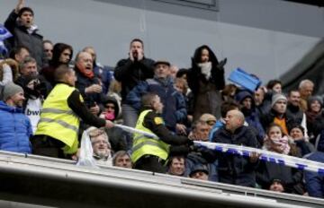 Así quitaron la pancarta contra Florentino Pérez en el Bernabéu