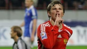 <b>CAMBIO DE AIRES.</b> El Zenit de San Petersburgo confirmó su disposición a vender a su internacional Andréi Arshavin al Arsenal de Londres por 21 millón de euros.