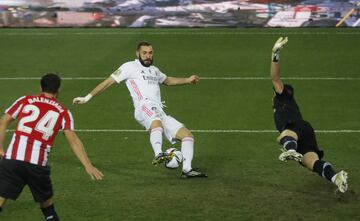 1-2. El VAR validó el primer gol que marcó Karim Benzema.