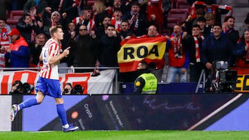 MADRID, 21/02/2026.- El delantero del Atlético de Madrid Alexander Sørloth celebra tras anotar el cuarto gol del equipo durante el partido de la jornada 25 de LaLiga que Atlético de Madrid y RCD Espanyol disputan este sábado en el Metropolitano. EFE/ Sergio Pérez