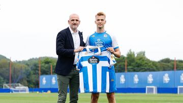 Arnau Comas fue presentado como nuevo jugador del Deportivo.