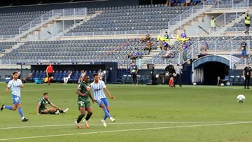 Gol de Hicham al Deportivo. Por detr&aacute;s viene Luis Mu&ntilde;oz.