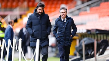 Javier Solís, director corporativo del Valencia, y Miguel Ángel Corona, director deportivo, en el estadio de Mestalla.