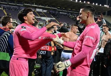 Los jugadores del Betis celebran el pase a su primera final europea tras finalizar el encuentro.