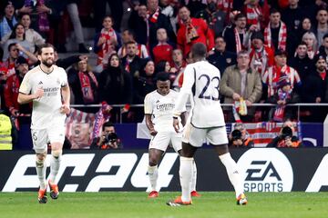 1-1. Vinicius celebra el primer gol del conjunto blanco que anota Obalk en propia puerta en el minuto 45 de partido.