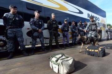 Tres meses antes de la Copa del Mundo de la FIFA, la Policía Militar de Brasilia prepara a los perros que trabajarán en la seguridad del evento, en Brasilia. 23 animales están siendo entrenados para detectar explosivos, drogas y armas. Los perros realizarán entrenamiento en autobuses similares a los utilizados por las delegaciones de los países participantes en Brasil 2014.