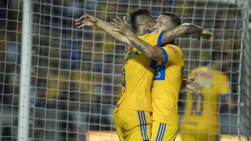 Un gol de Eduardo Vargas y otro de Dueñas en los últimos minutos, le permitió a Tigres sacar un triunfo importante, y alargar la mala racha de los Lobos.