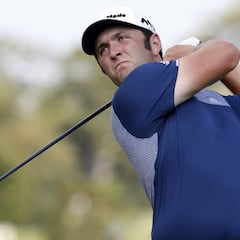 Triple empate en cabeza; Jon Rahm, a un golpe de los líderes