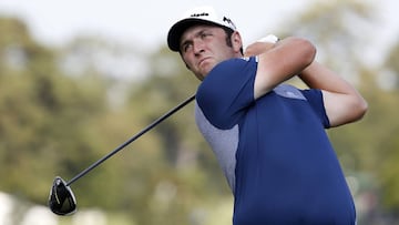 Triple empate en cabeza; Jon Rahm, a un golpe de los líderes