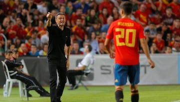 Soccer Football - UEFA Nations League - League A - Group 4 - Spain v Croatia - Estadio Martinez Valero, Elche, Spain - September 11, 2018  Spain coach Luis Enrique gestures to Marco Asensio   REUTERS/Heino Kalis